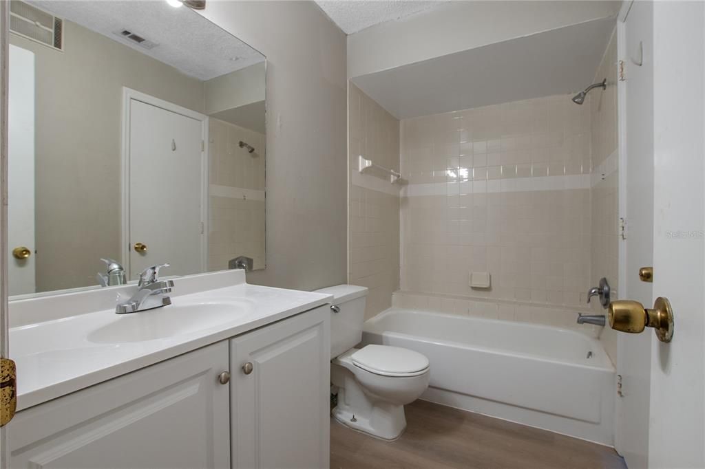 合同活跃: $175,000 (2 贝兹, 2 浴室, 1097 平方英尺)