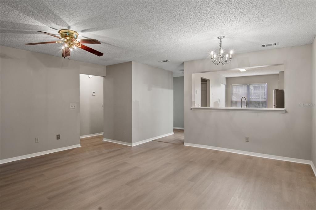 合同活跃: $175,000 (2 贝兹, 2 浴室, 1097 平方英尺)