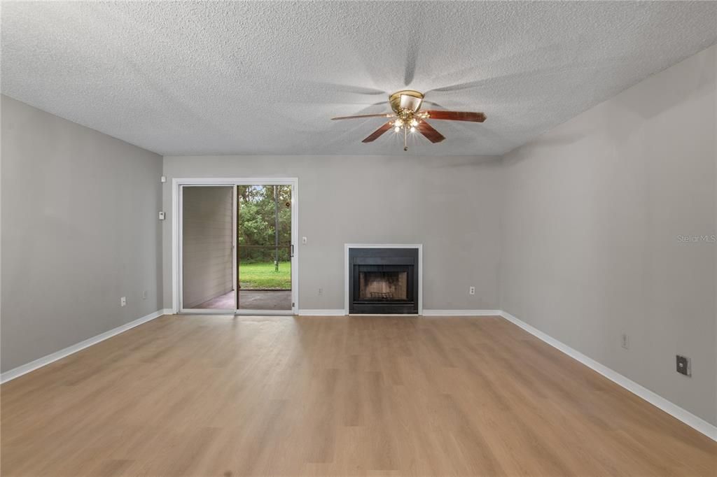 合同活跃: $175,000 (2 贝兹, 2 浴室, 1097 平方英尺)