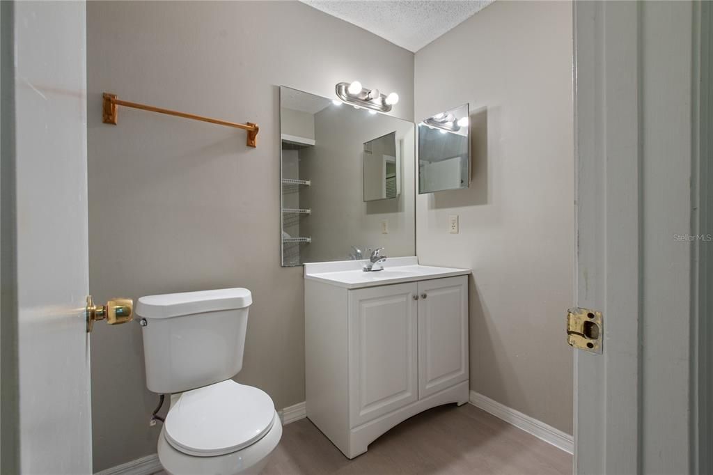 合同活跃: $175,000 (2 贝兹, 2 浴室, 1097 平方英尺)