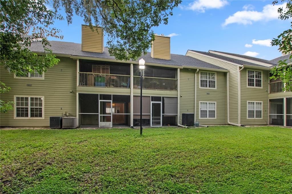 合同活跃: $175,000 (2 贝兹, 2 浴室, 1097 平方英尺)