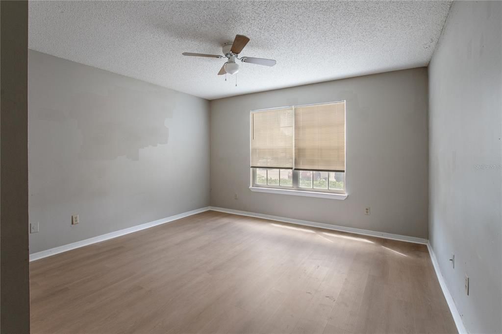 合同活跃: $175,000 (2 贝兹, 2 浴室, 1097 平方英尺)