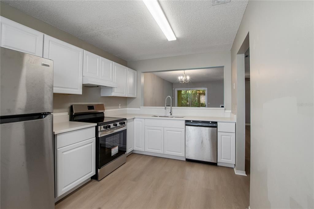 合同活跃: $175,000 (2 贝兹, 2 浴室, 1097 平方英尺)