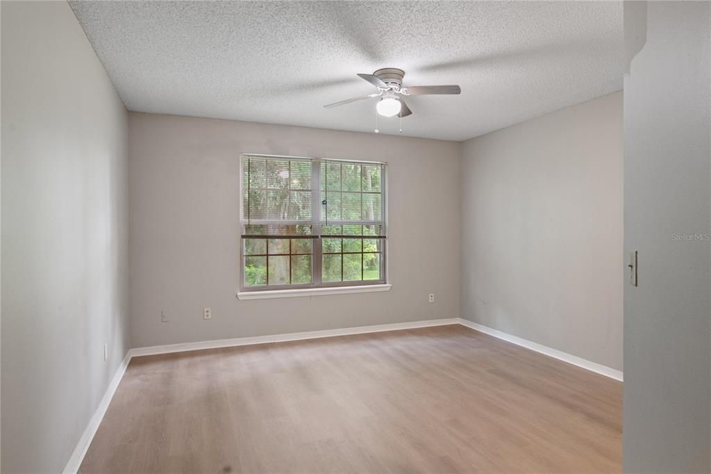 合同活跃: $175,000 (2 贝兹, 2 浴室, 1097 平方英尺)