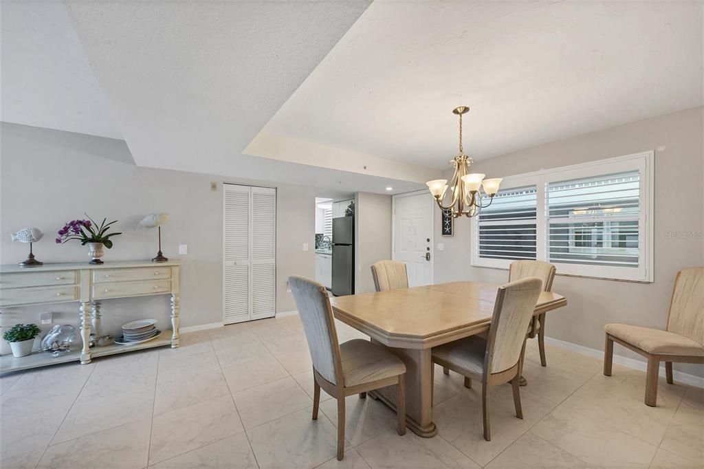 En Venta: $724,900 (3 camas, 2 baños, 1421 Pies cuadrados)