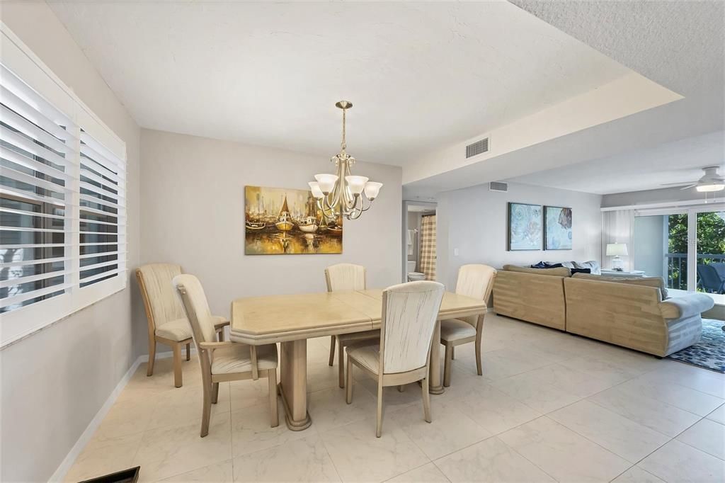 En Venta: $724,900 (3 camas, 2 baños, 1421 Pies cuadrados)