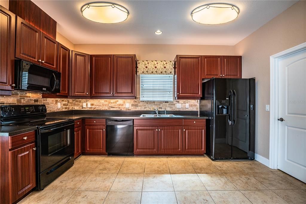 For Sale: $230,000 (3 beds, 2 baths, 1733 Square Feet)