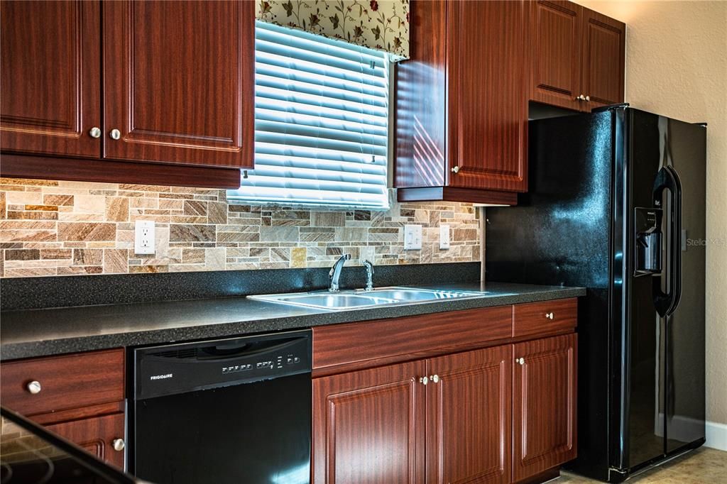 For Sale: $230,000 (3 beds, 2 baths, 1733 Square Feet)