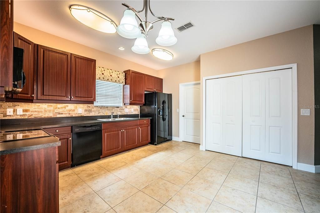 For Sale: $230,000 (3 beds, 2 baths, 1733 Square Feet)