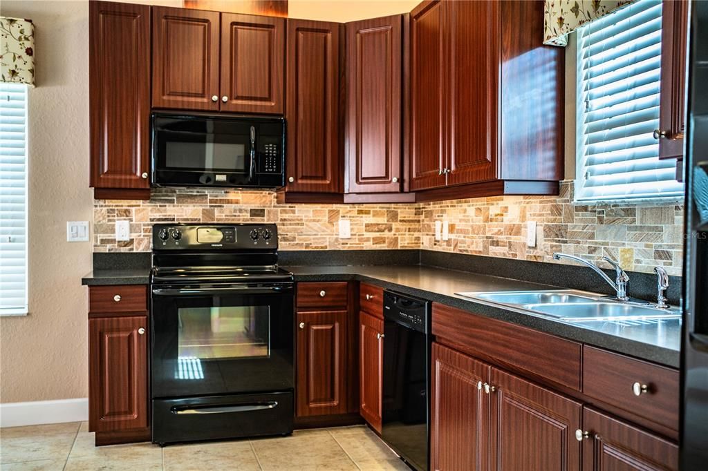 For Sale: $230,000 (3 beds, 2 baths, 1733 Square Feet)