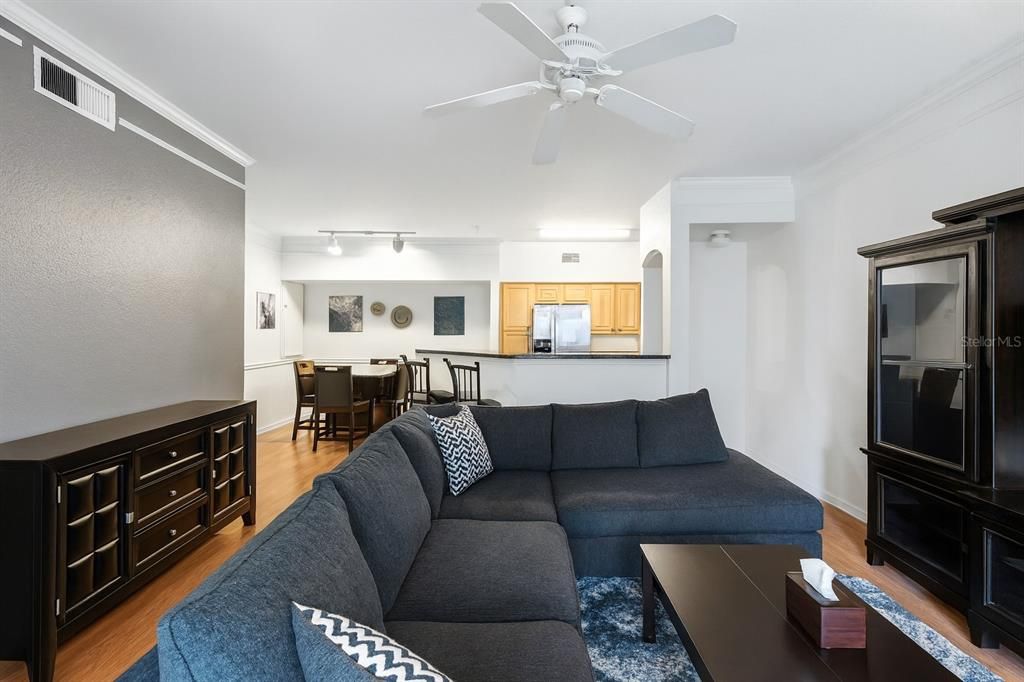 Под контрактом: $154,900 (1 спален, 1 ванн, 816 Квадратных фут)