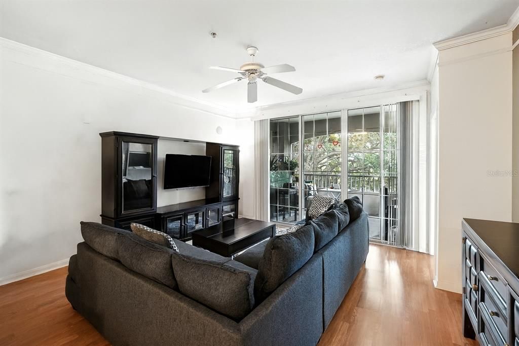 Под контрактом: $154,900 (1 спален, 1 ванн, 816 Квадратных фут)