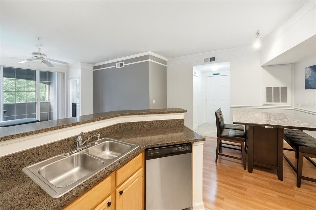 Под контрактом: $154,900 (1 спален, 1 ванн, 816 Квадратных фут)