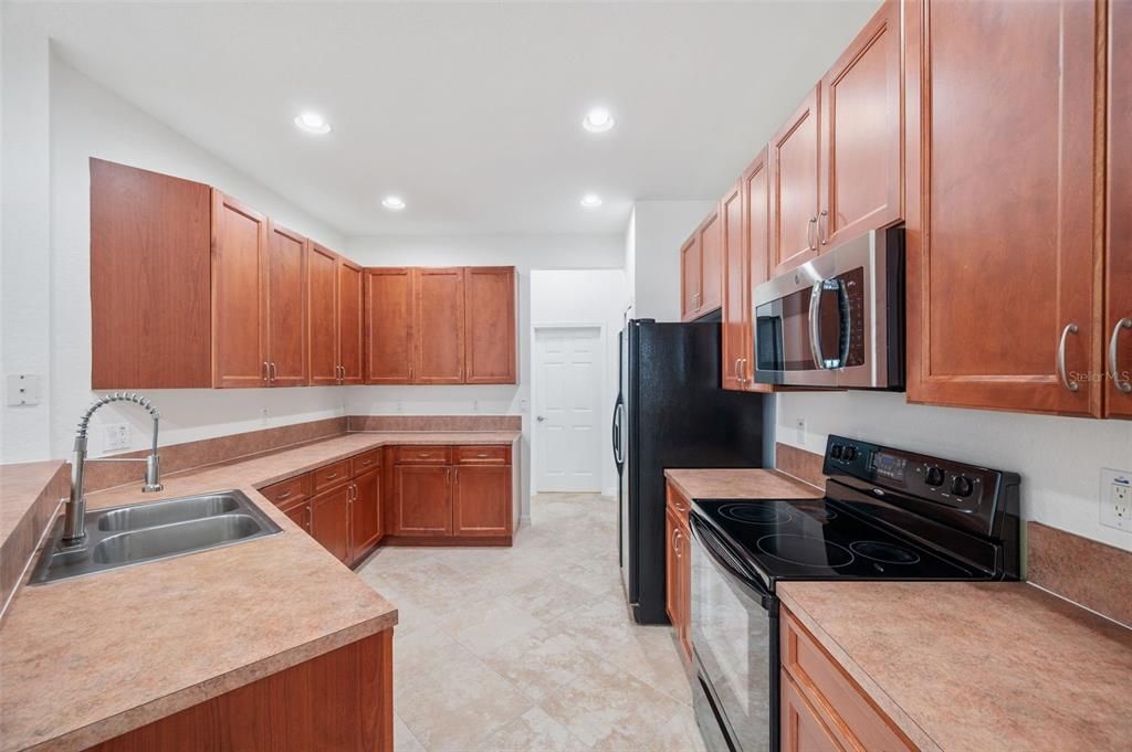 For Sale: $424,900 (4 beds, 3 baths, 2281 Square Feet)