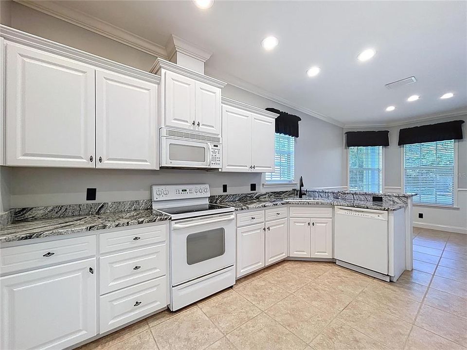 For Sale: $370,000 (2 beds, 2 baths, 1557 Square Feet)