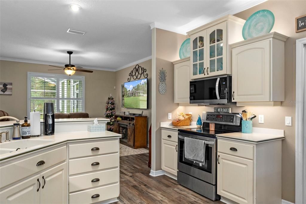 Active With Contract: $499,900 (3 beds, 2 baths, 2196 Square Feet)