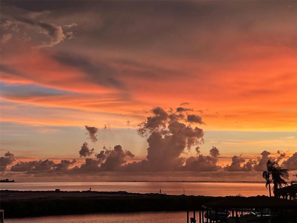 合同活跃: $880,000 (4 贝兹, 3 浴室, 2092 平方英尺)