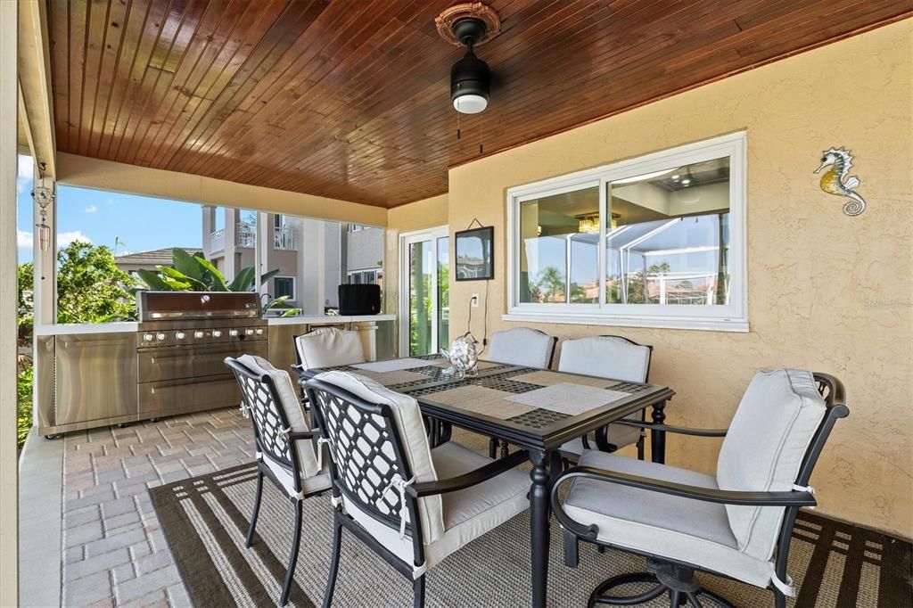 合同活跃: $880,000 (4 贝兹, 3 浴室, 2092 平方英尺)