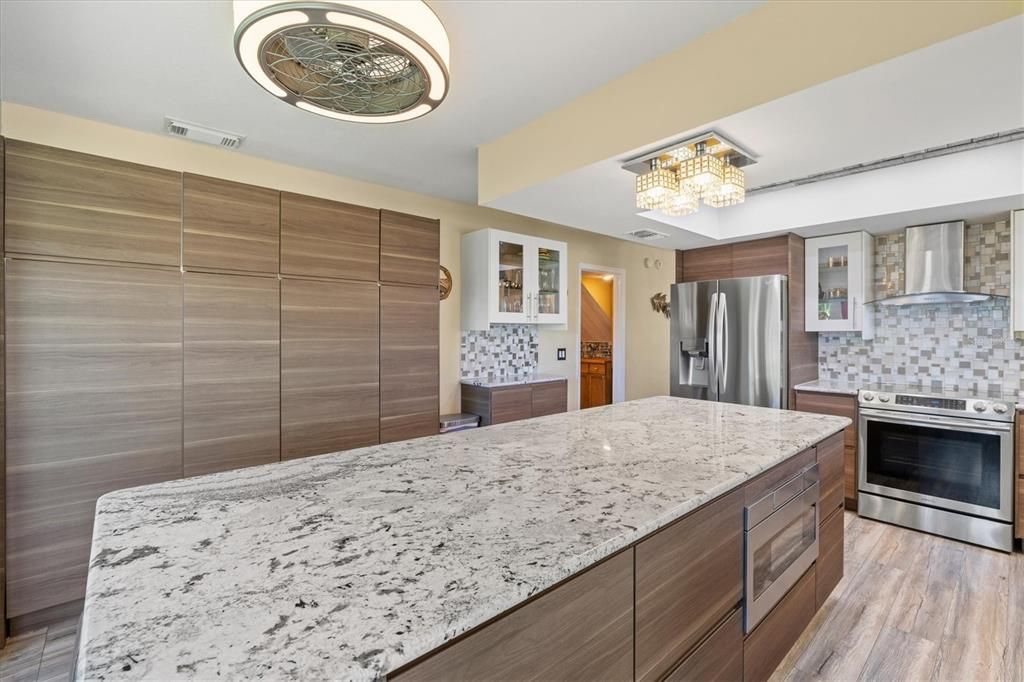 合同活跃: $880,000 (4 贝兹, 3 浴室, 2092 平方英尺)