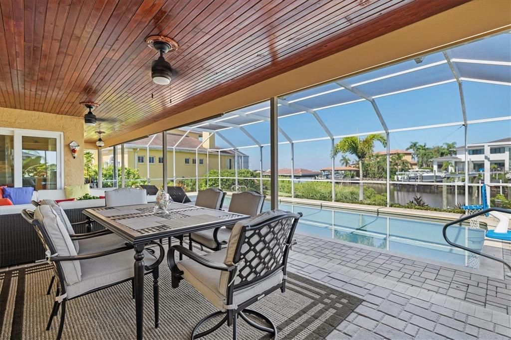 合同活跃: $880,000 (4 贝兹, 3 浴室, 2092 平方英尺)