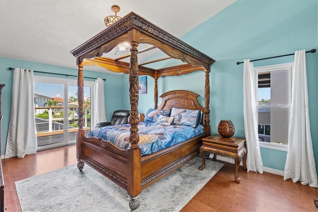 合同活跃: $880,000 (4 贝兹, 3 浴室, 2092 平方英尺)