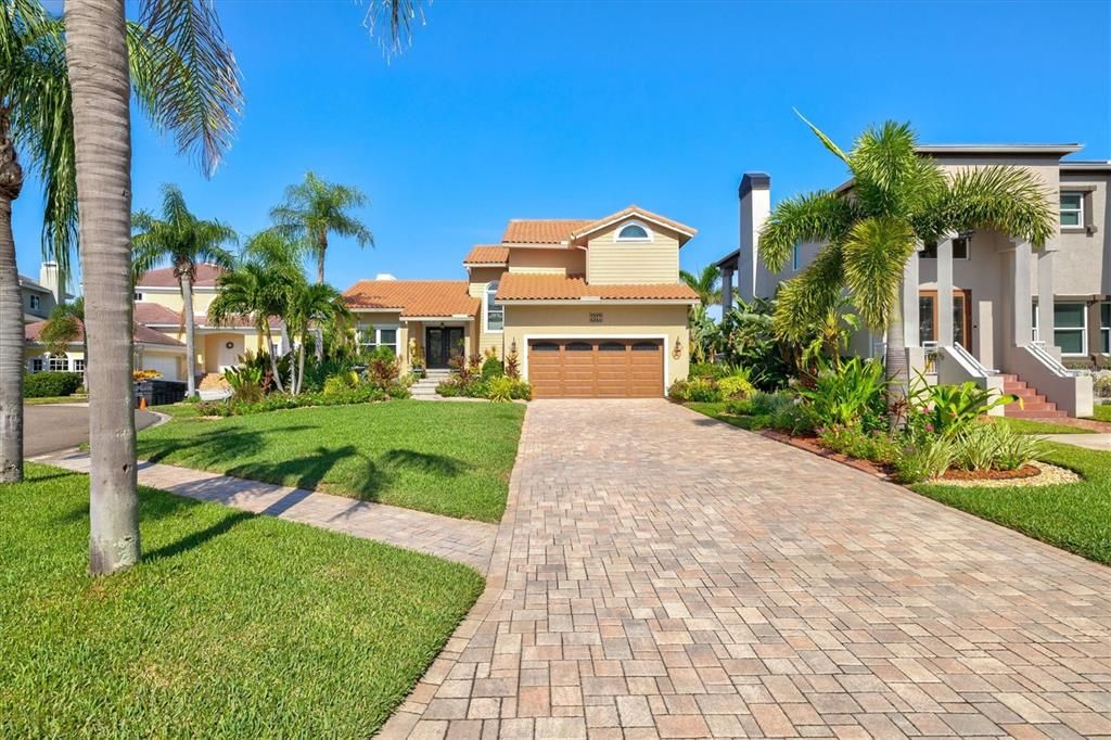 合同活跃: $880,000 (4 贝兹, 3 浴室, 2092 平方英尺)