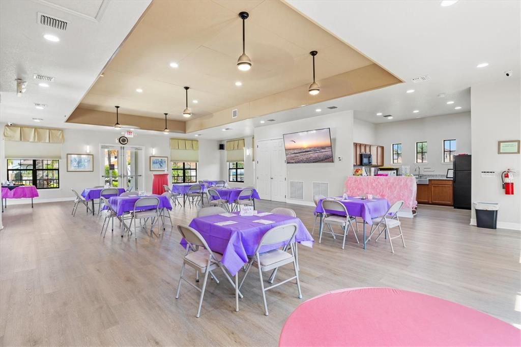 合同活跃: $880,000 (4 贝兹, 3 浴室, 2092 平方英尺)