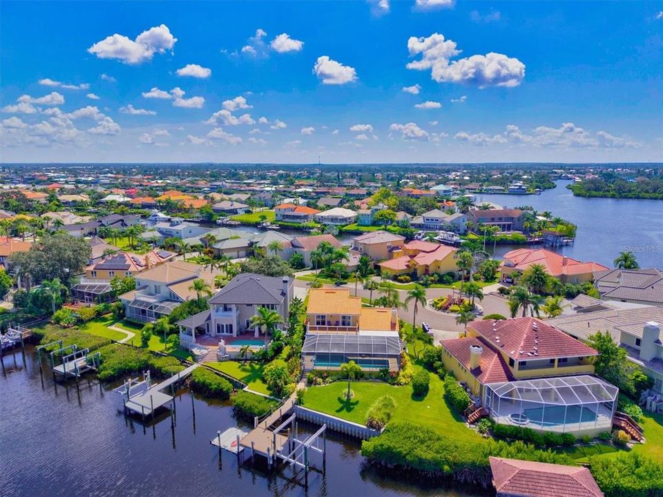 合同活跃: $880,000 (4 贝兹, 3 浴室, 2092 平方英尺)