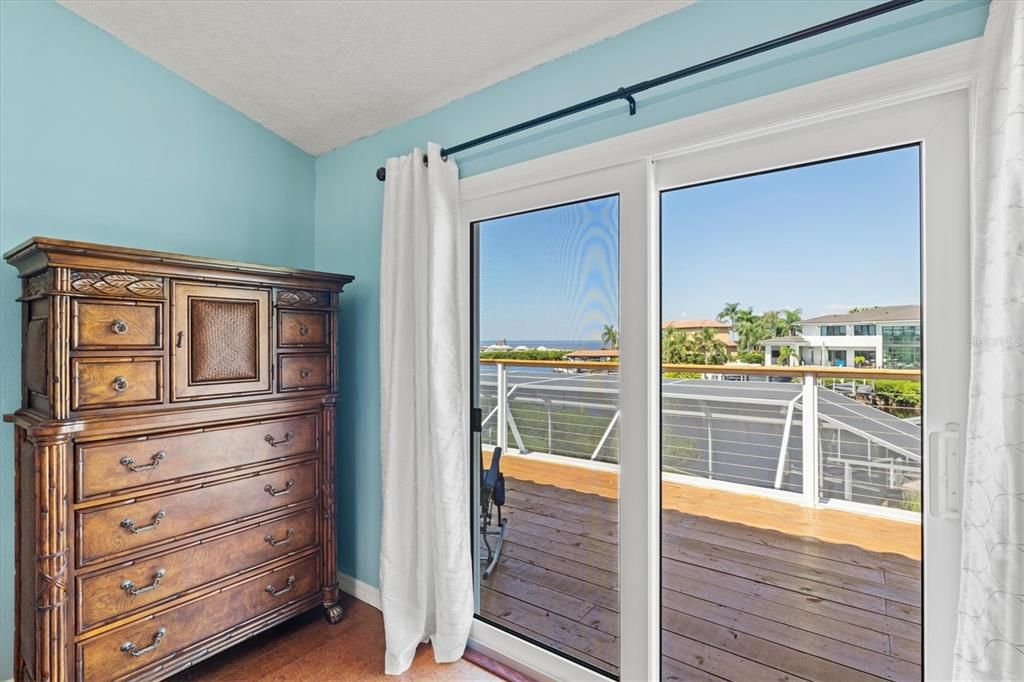 合同活跃: $880,000 (4 贝兹, 3 浴室, 2092 平方英尺)