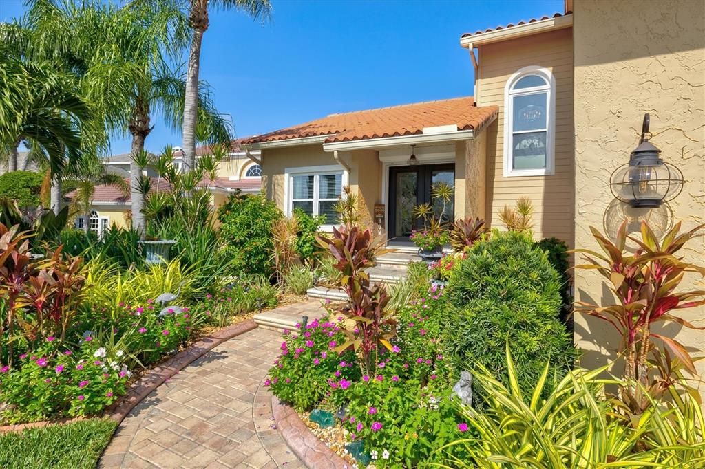 合同活跃: $880,000 (4 贝兹, 3 浴室, 2092 平方英尺)