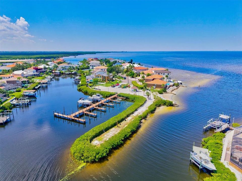 合同活跃: $880,000 (4 贝兹, 3 浴室, 2092 平方英尺)