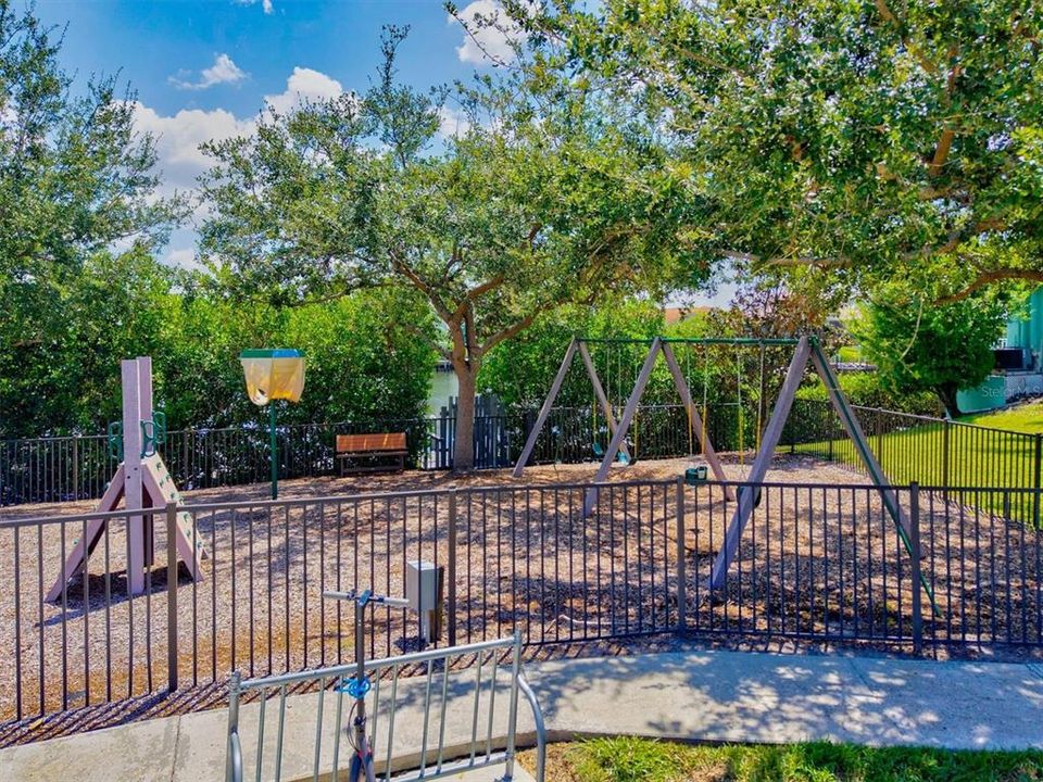 合同活跃: $880,000 (4 贝兹, 3 浴室, 2092 平方英尺)