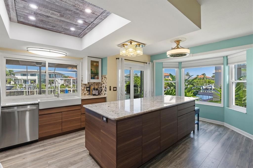 合同活跃: $880,000 (4 贝兹, 3 浴室, 2092 平方英尺)