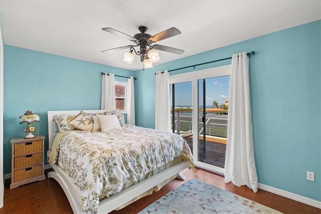 合同活跃: $880,000 (4 贝兹, 3 浴室, 2092 平方英尺)