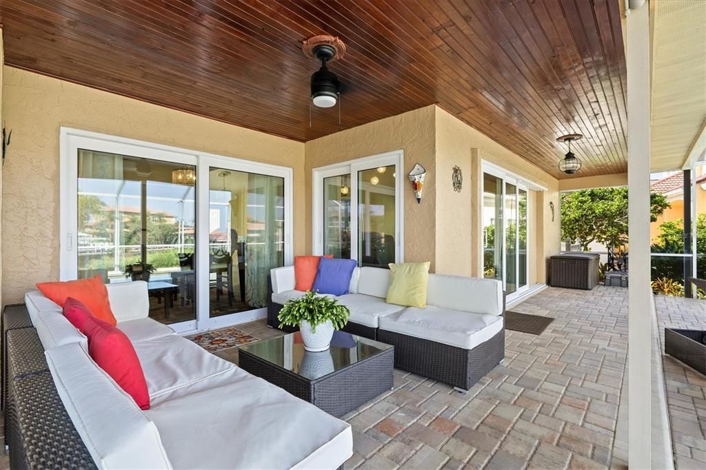 合同活跃: $880,000 (4 贝兹, 3 浴室, 2092 平方英尺)