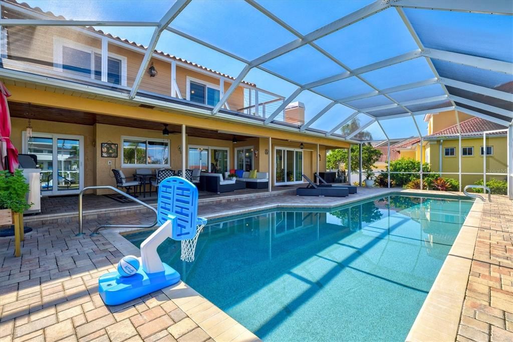 合同活跃: $880,000 (4 贝兹, 3 浴室, 2092 平方英尺)