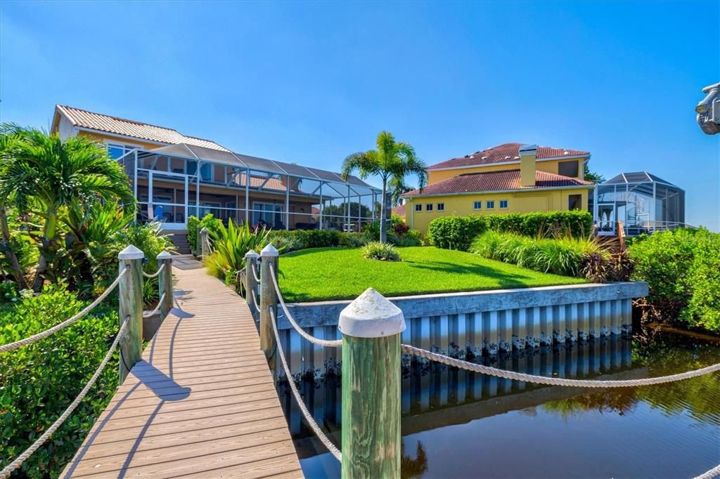 合同活跃: $880,000 (4 贝兹, 3 浴室, 2092 平方英尺)