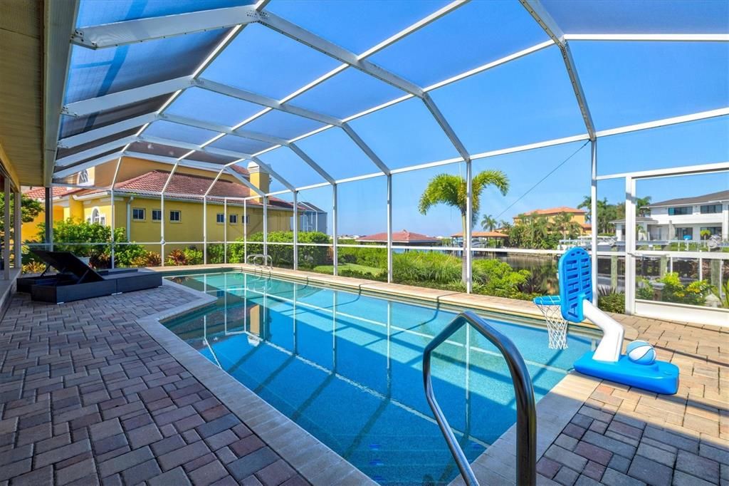 合同活跃: $880,000 (4 贝兹, 3 浴室, 2092 平方英尺)