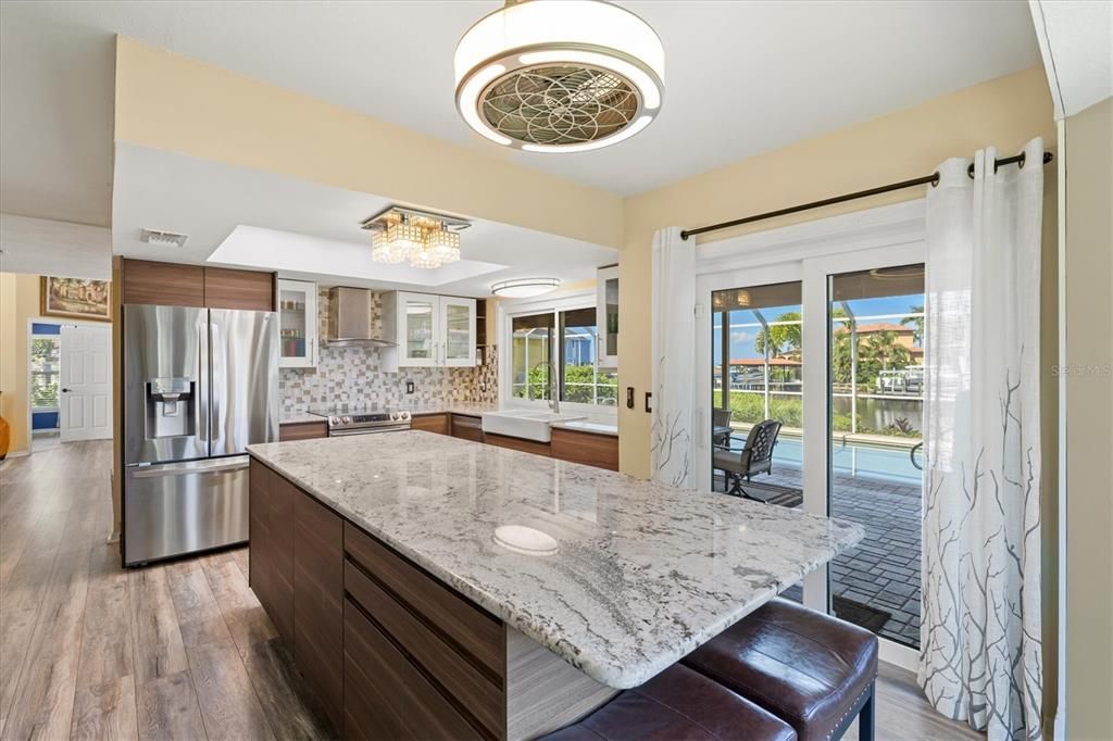 合同活跃: $880,000 (4 贝兹, 3 浴室, 2092 平方英尺)