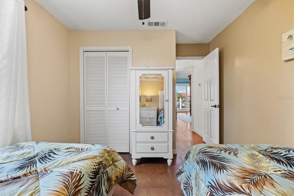 合同活跃: $880,000 (4 贝兹, 3 浴室, 2092 平方英尺)