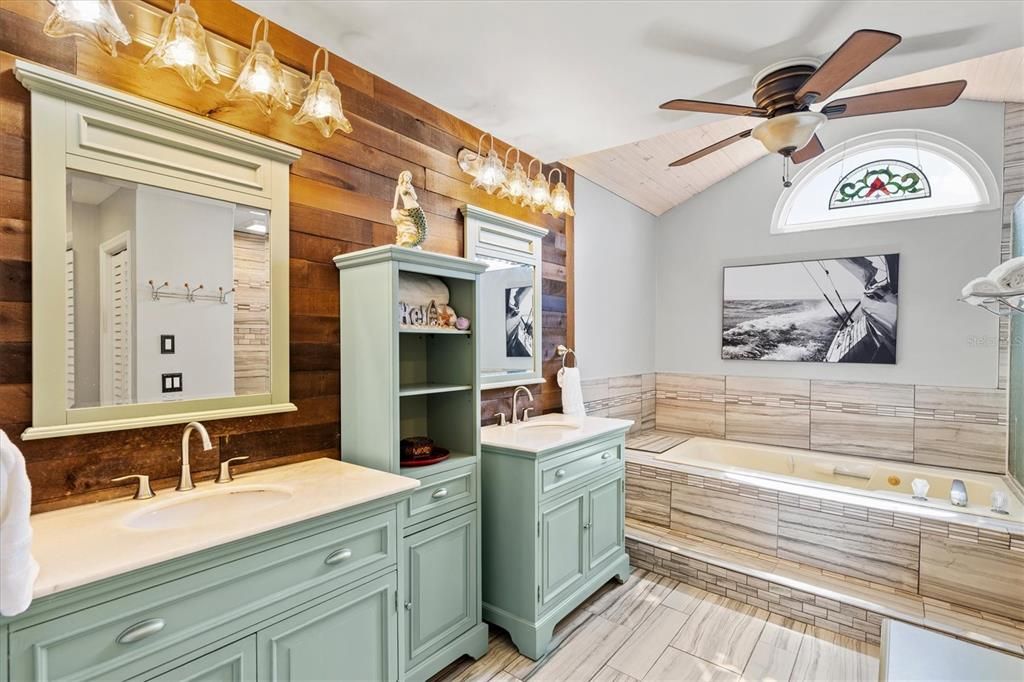 合同活跃: $880,000 (4 贝兹, 3 浴室, 2092 平方英尺)