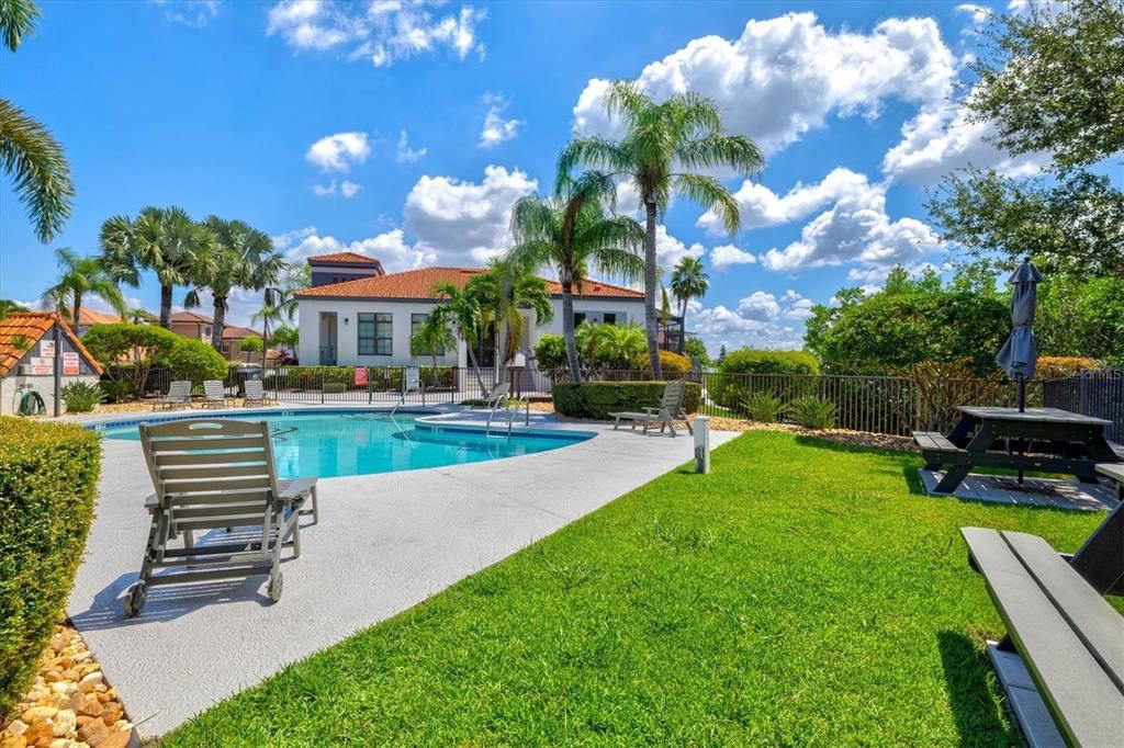 合同活跃: $880,000 (4 贝兹, 3 浴室, 2092 平方英尺)