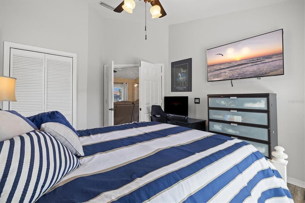 合同活跃: $880,000 (4 贝兹, 3 浴室, 2092 平方英尺)