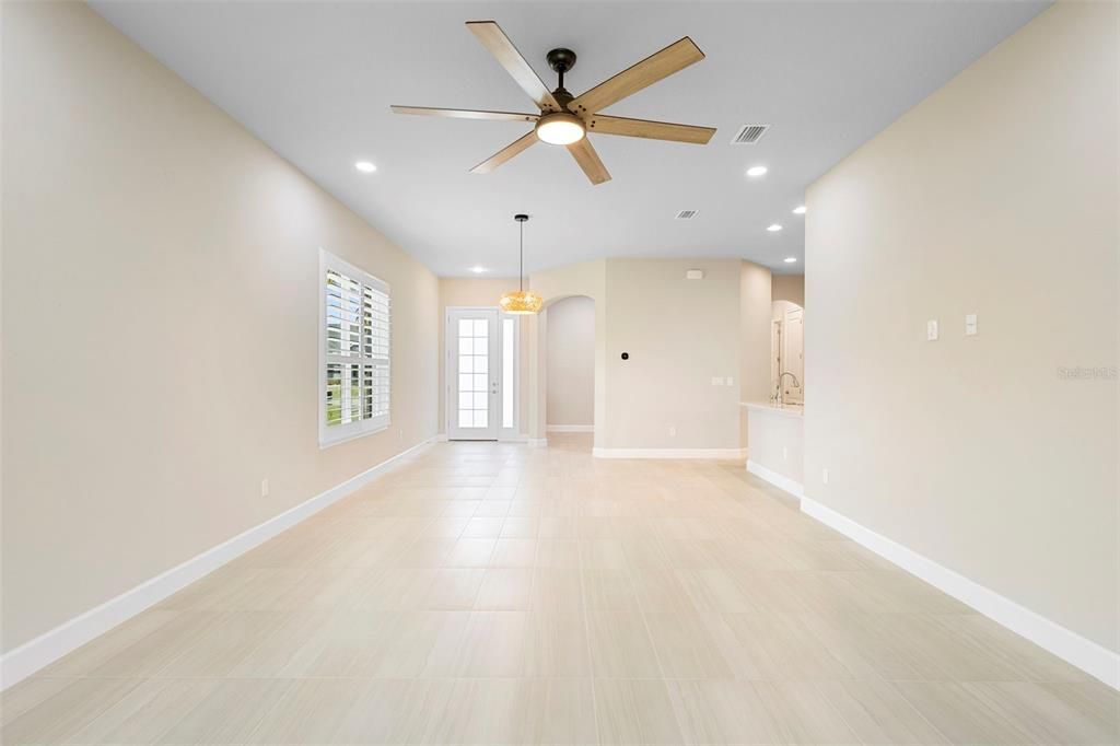 合同活跃: $394,000 (2 贝兹, 2 浴室, 1529 平方英尺)