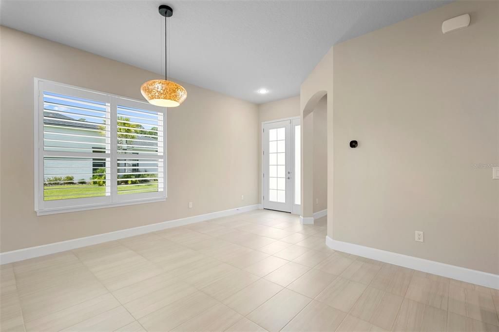 合同活跃: $394,000 (2 贝兹, 2 浴室, 1529 平方英尺)