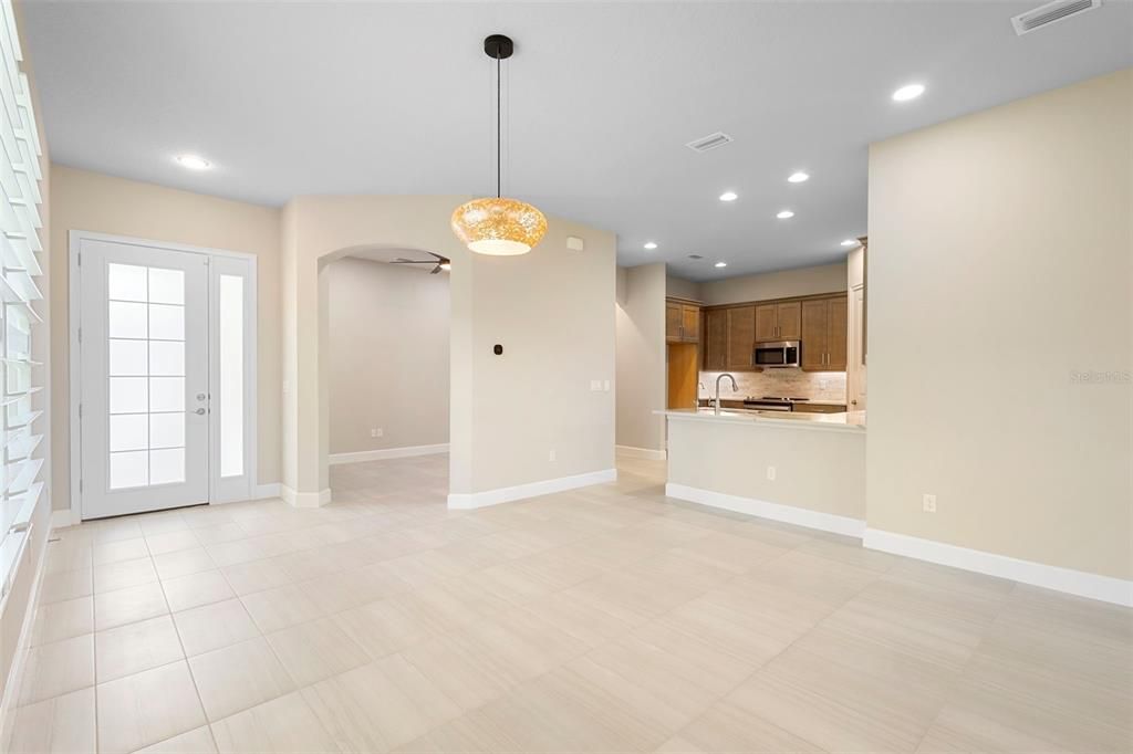 合同活跃: $394,000 (2 贝兹, 2 浴室, 1529 平方英尺)