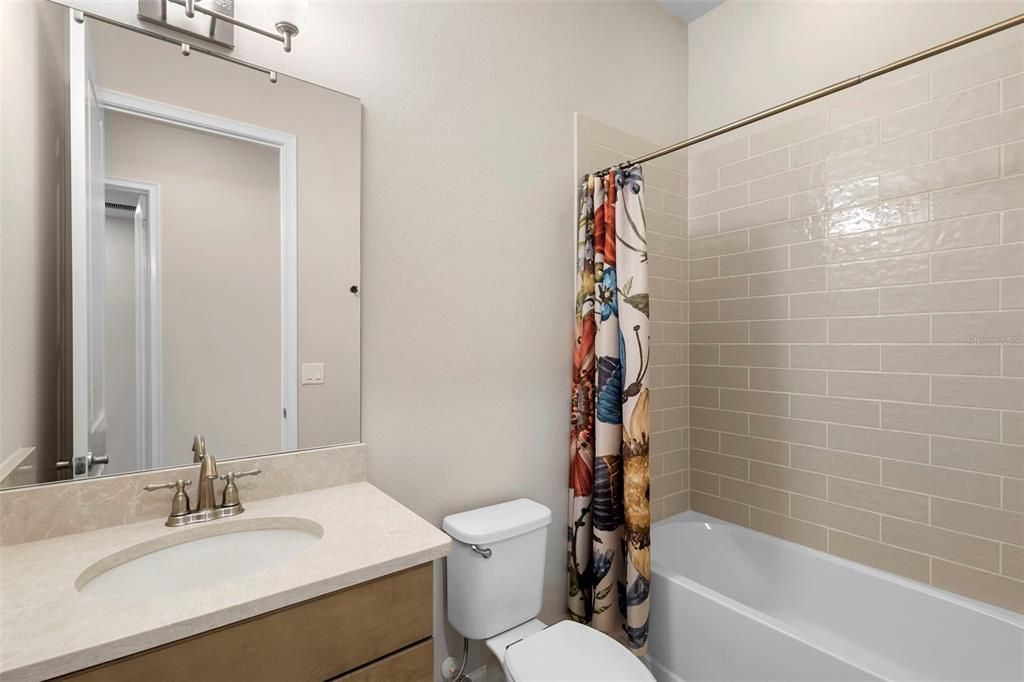 合同活跃: $394,000 (2 贝兹, 2 浴室, 1529 平方英尺)