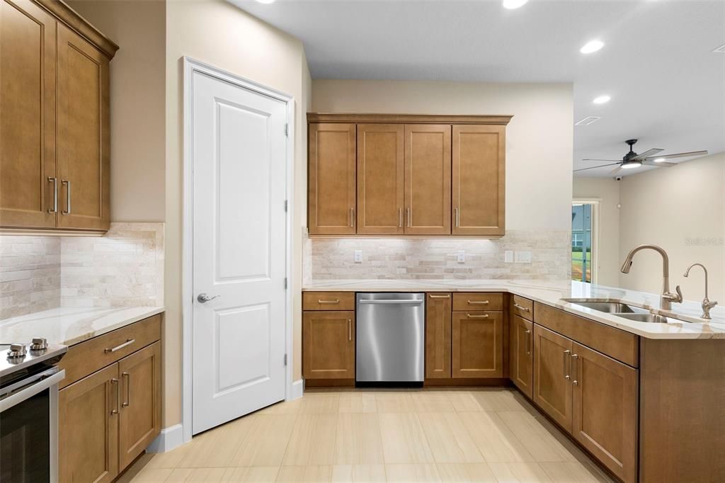 合同活跃: $394,000 (2 贝兹, 2 浴室, 1529 平方英尺)