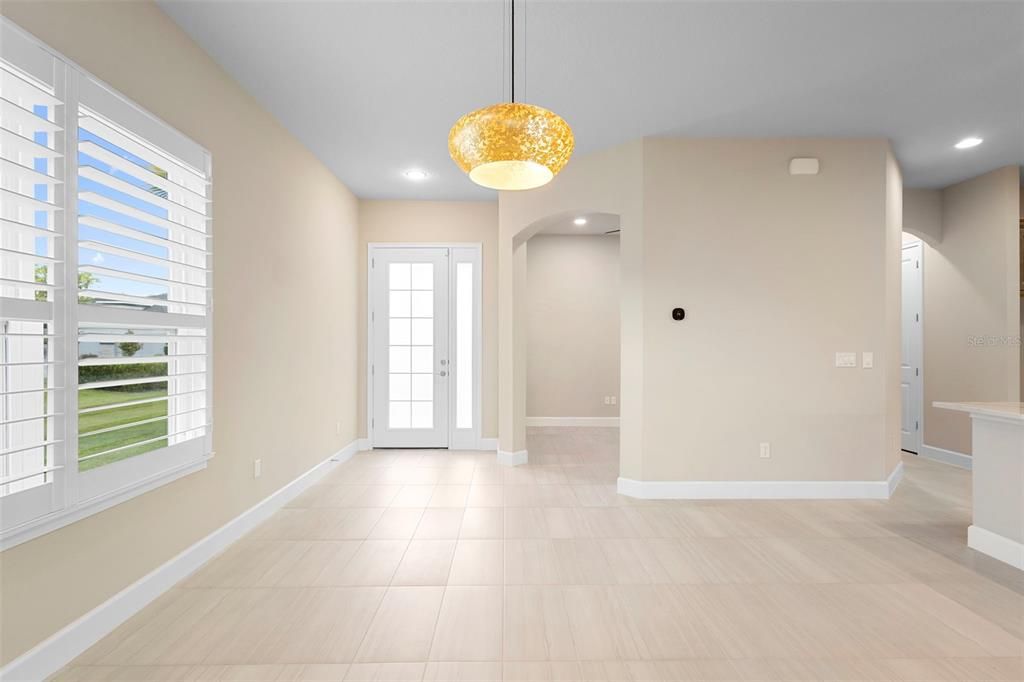 合同活跃: $394,000 (2 贝兹, 2 浴室, 1529 平方英尺)