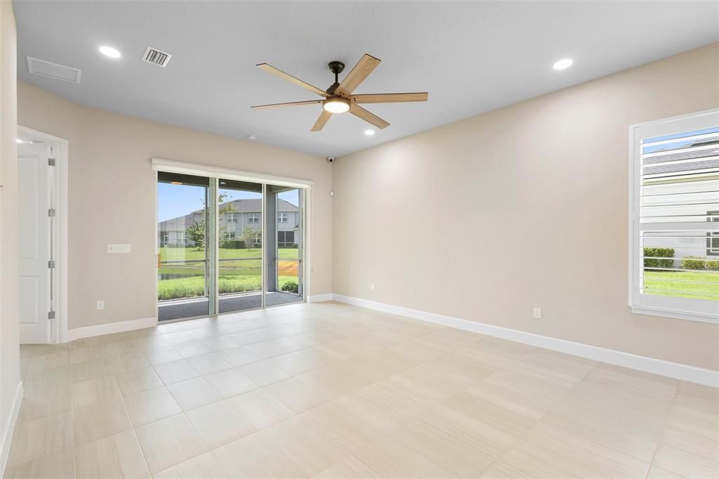 合同活跃: $394,000 (2 贝兹, 2 浴室, 1529 平方英尺)